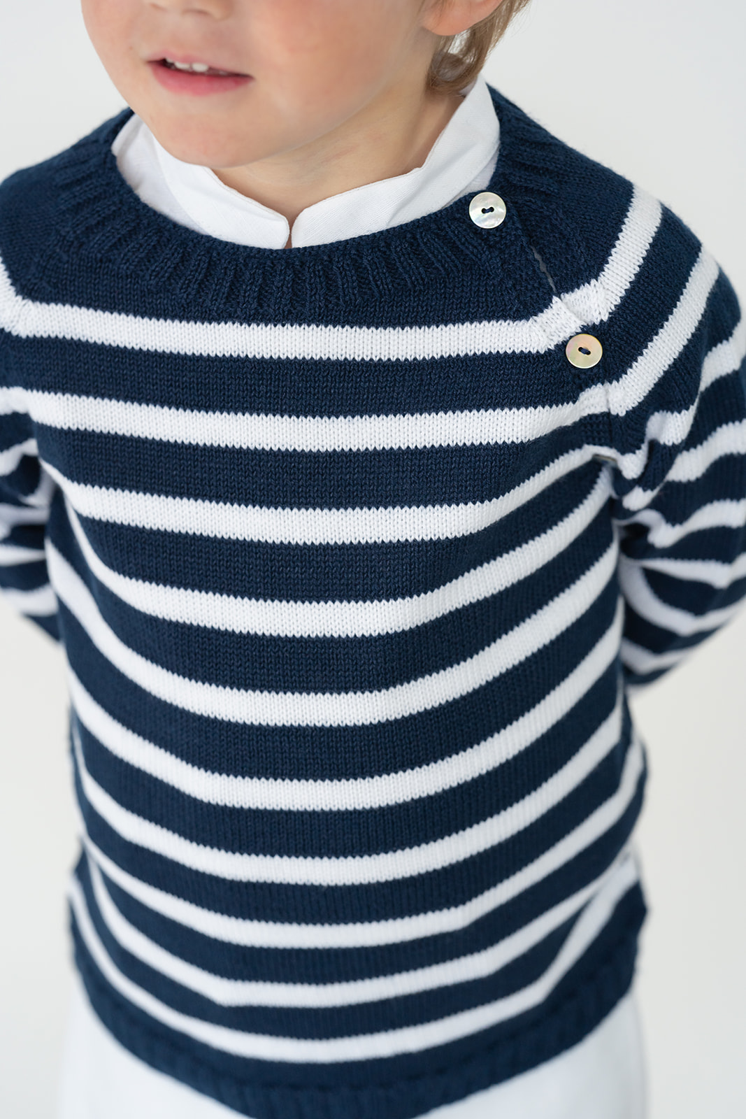Jersey marinero en azul marino con raya blanca