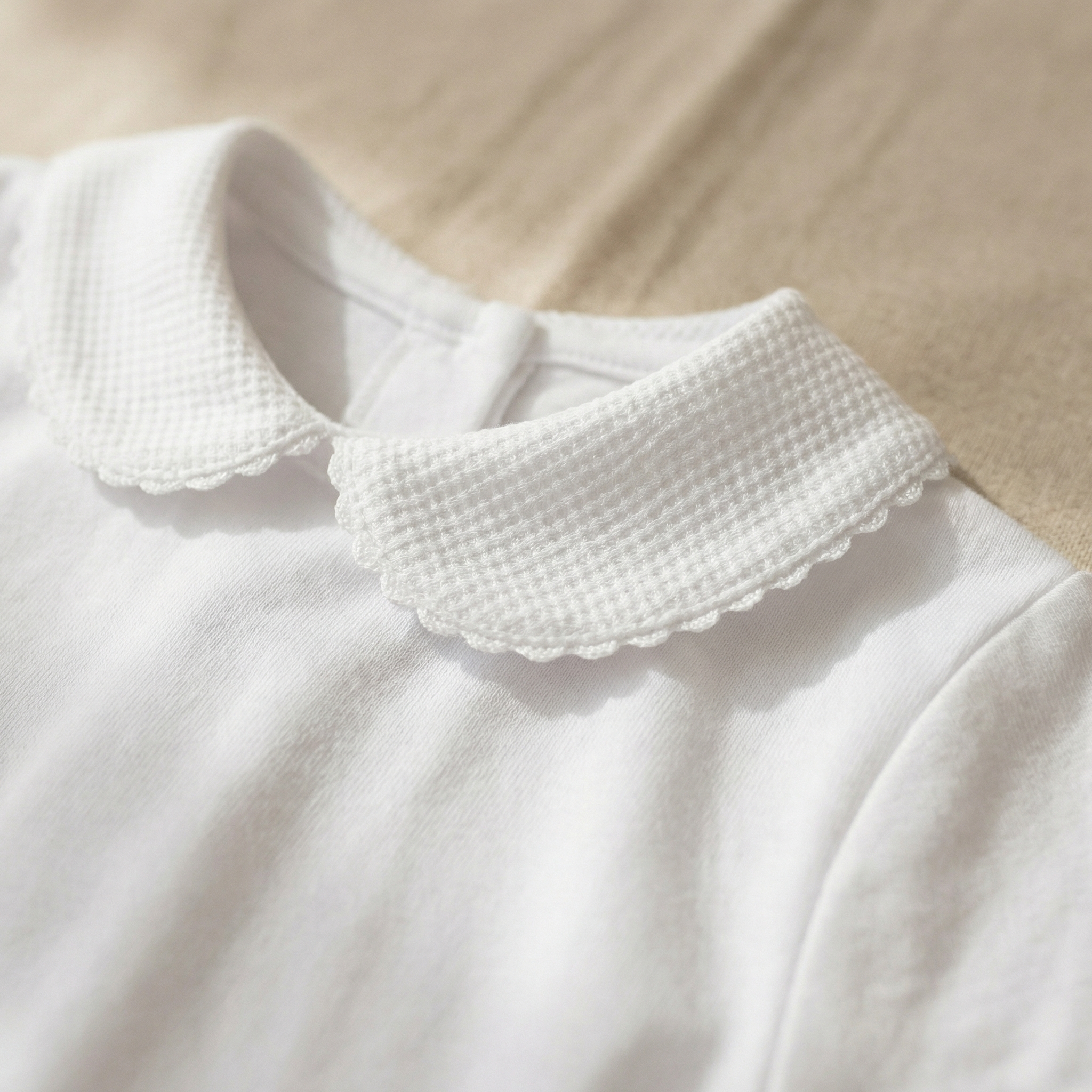 Body manga corta cuello bebé piqué ribeteado en blanco