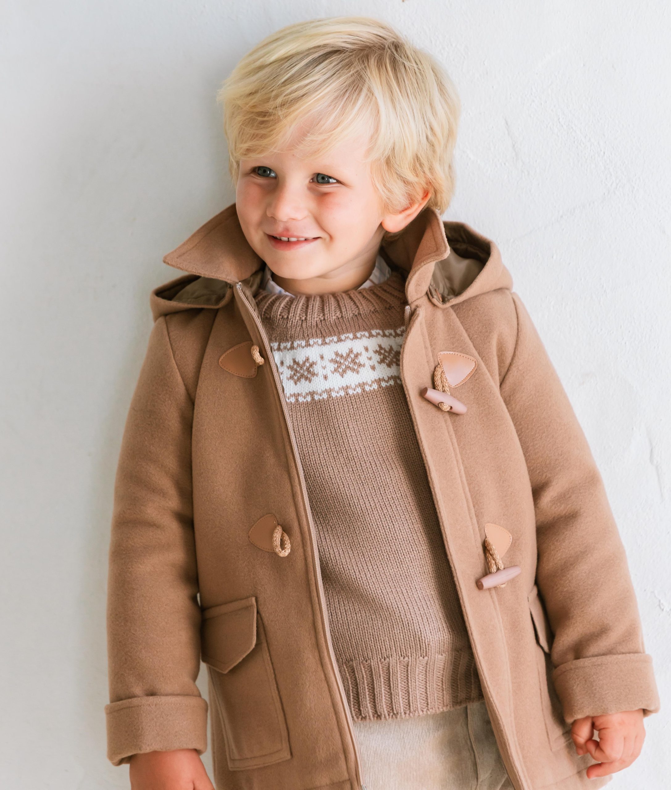 Jersey de punto camel con greca blanca