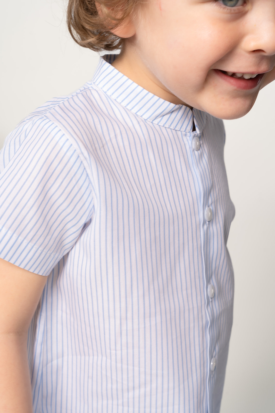 Camisa cuello mao manga corta raya fina azul