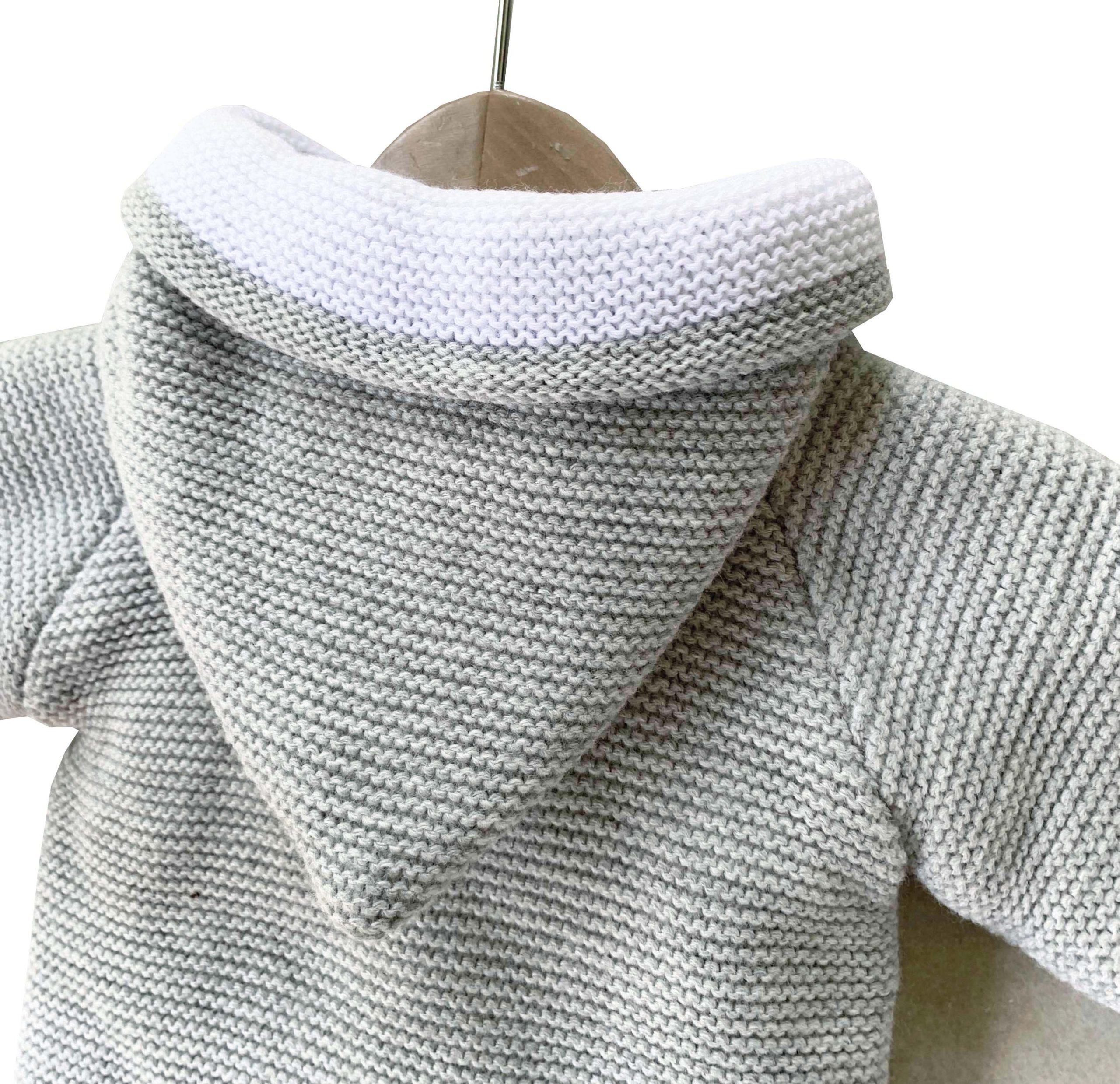 Chaquetón de punto gris con capucha