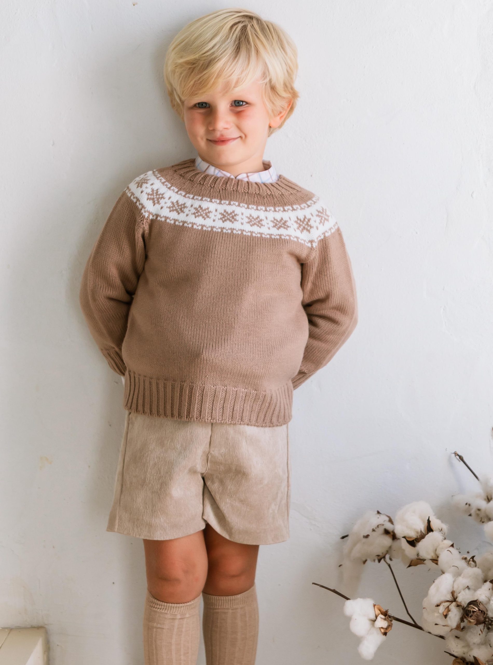 Jersey de punto camel con greca blanca