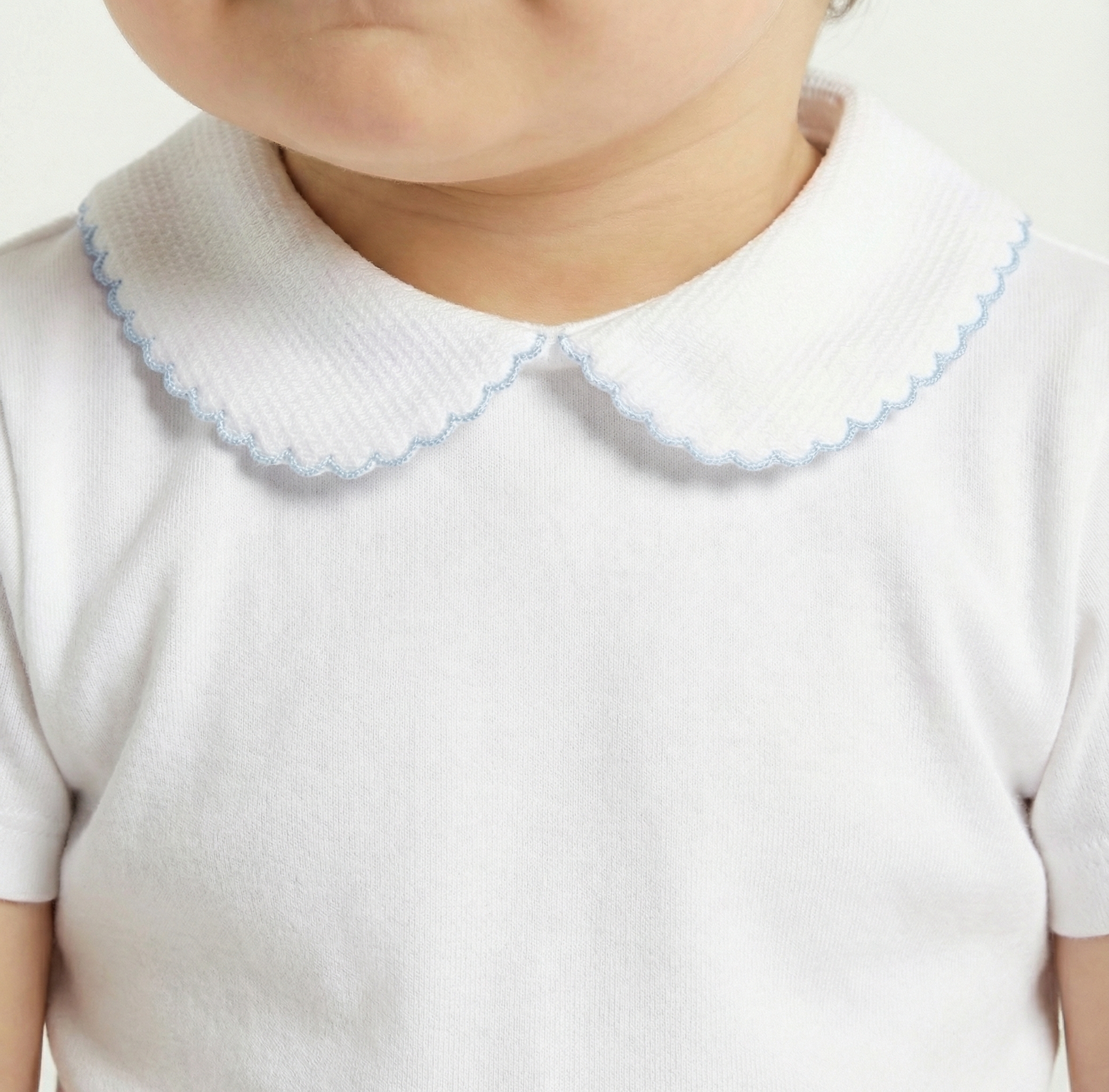 Body manga corta cuello bebé piqué ribeteado en azul