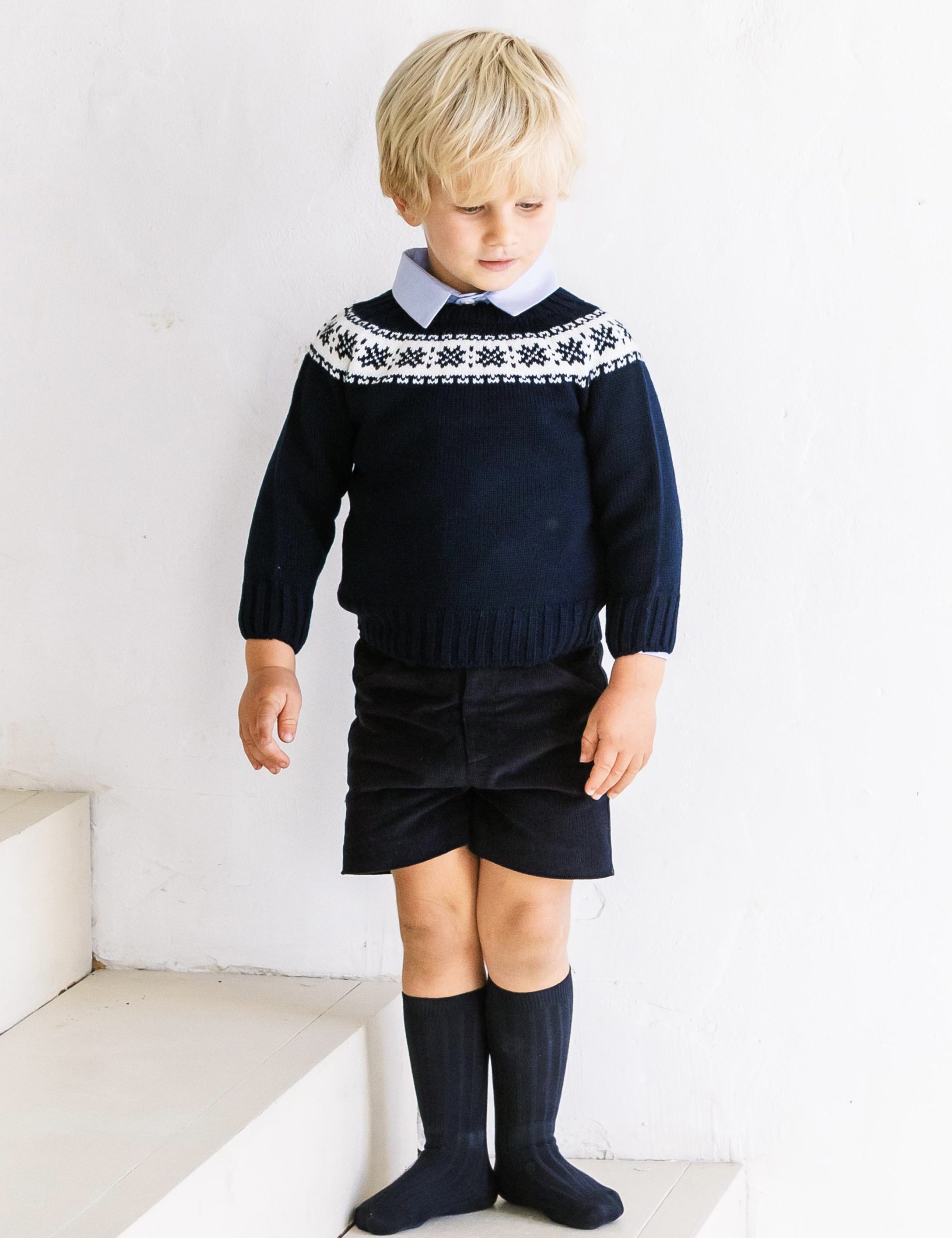 Jersey de punto azul marino con greca blanca