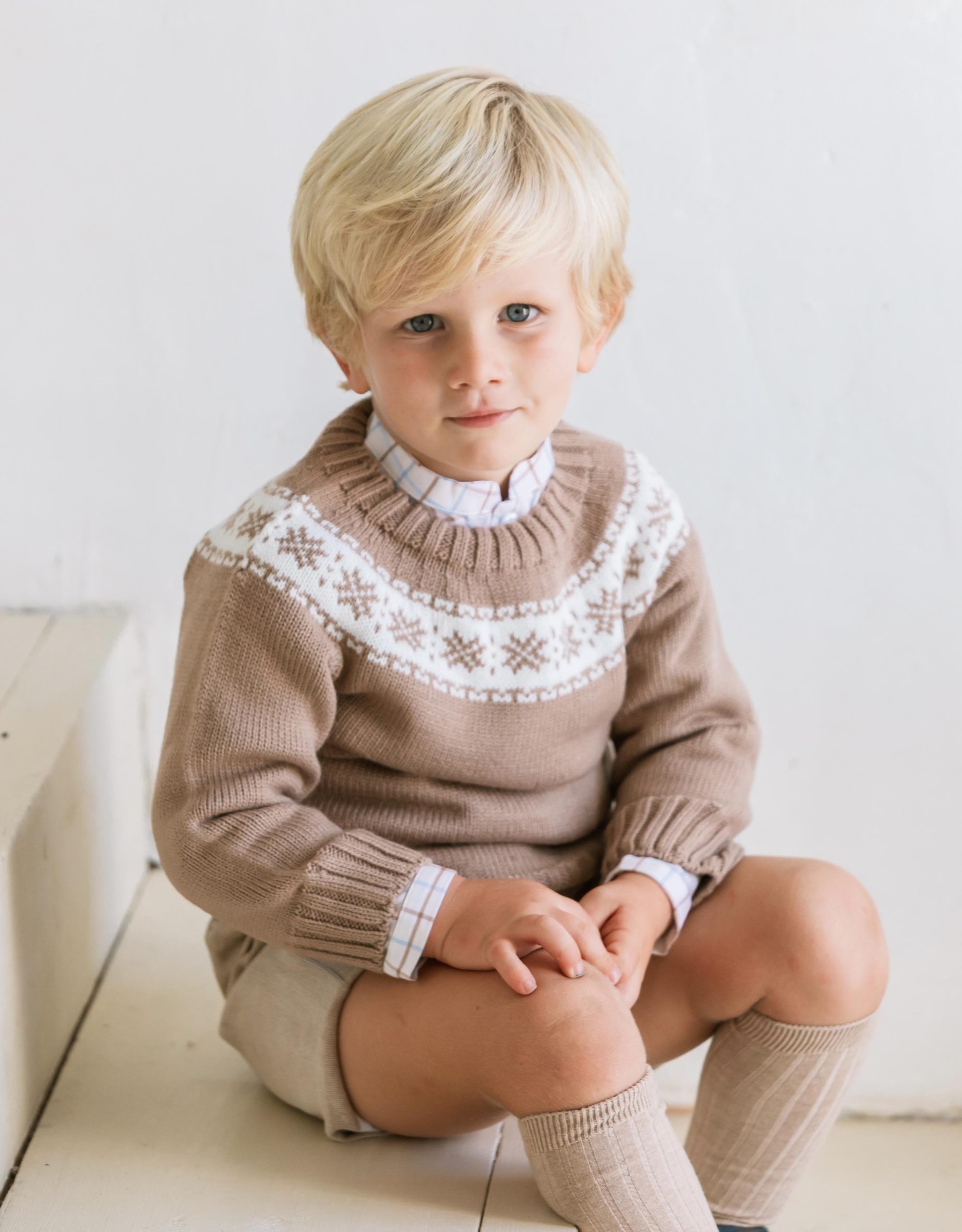 Jersey de punto camel con greca blanca