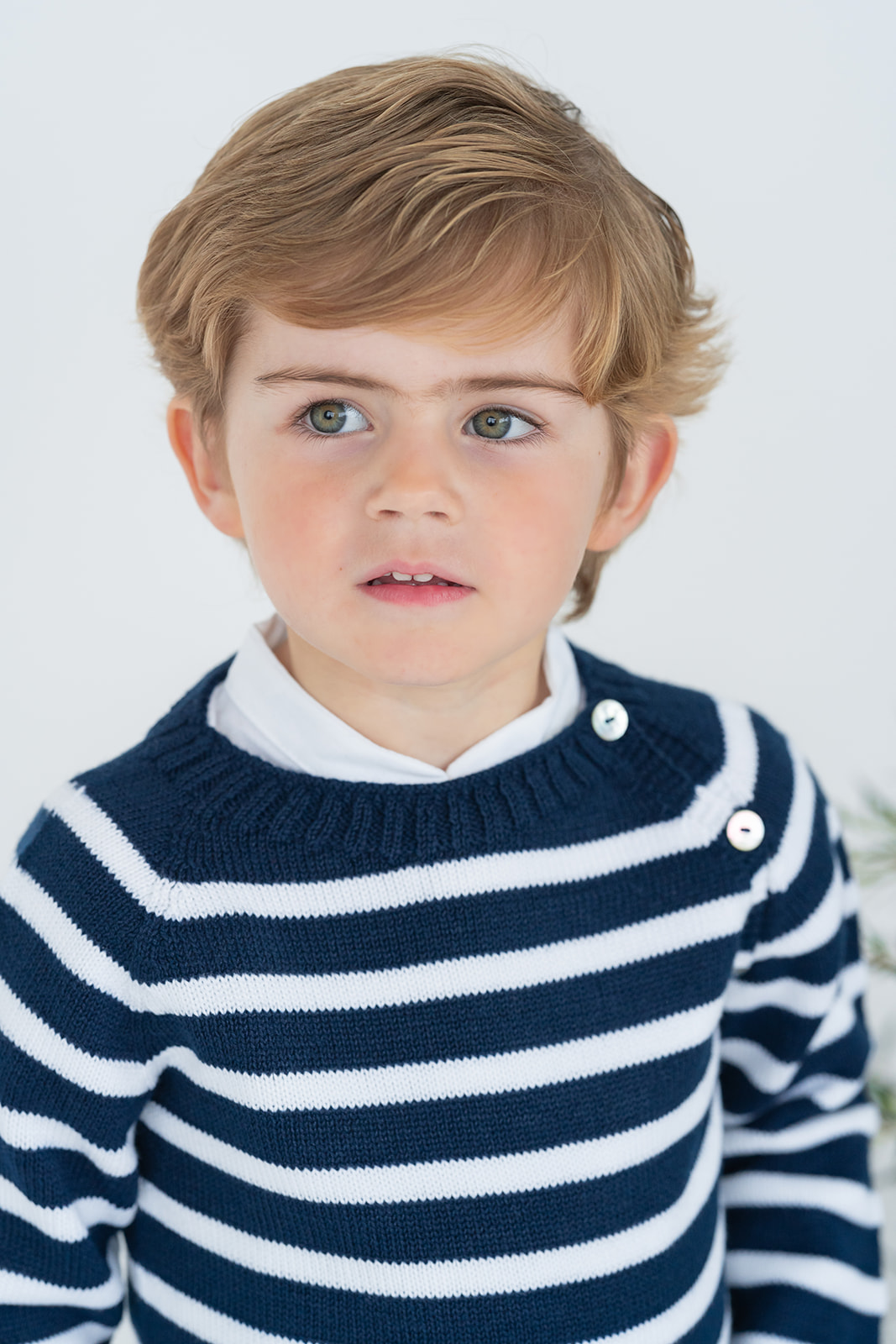 Jersey marinero en azul marino con raya blanca