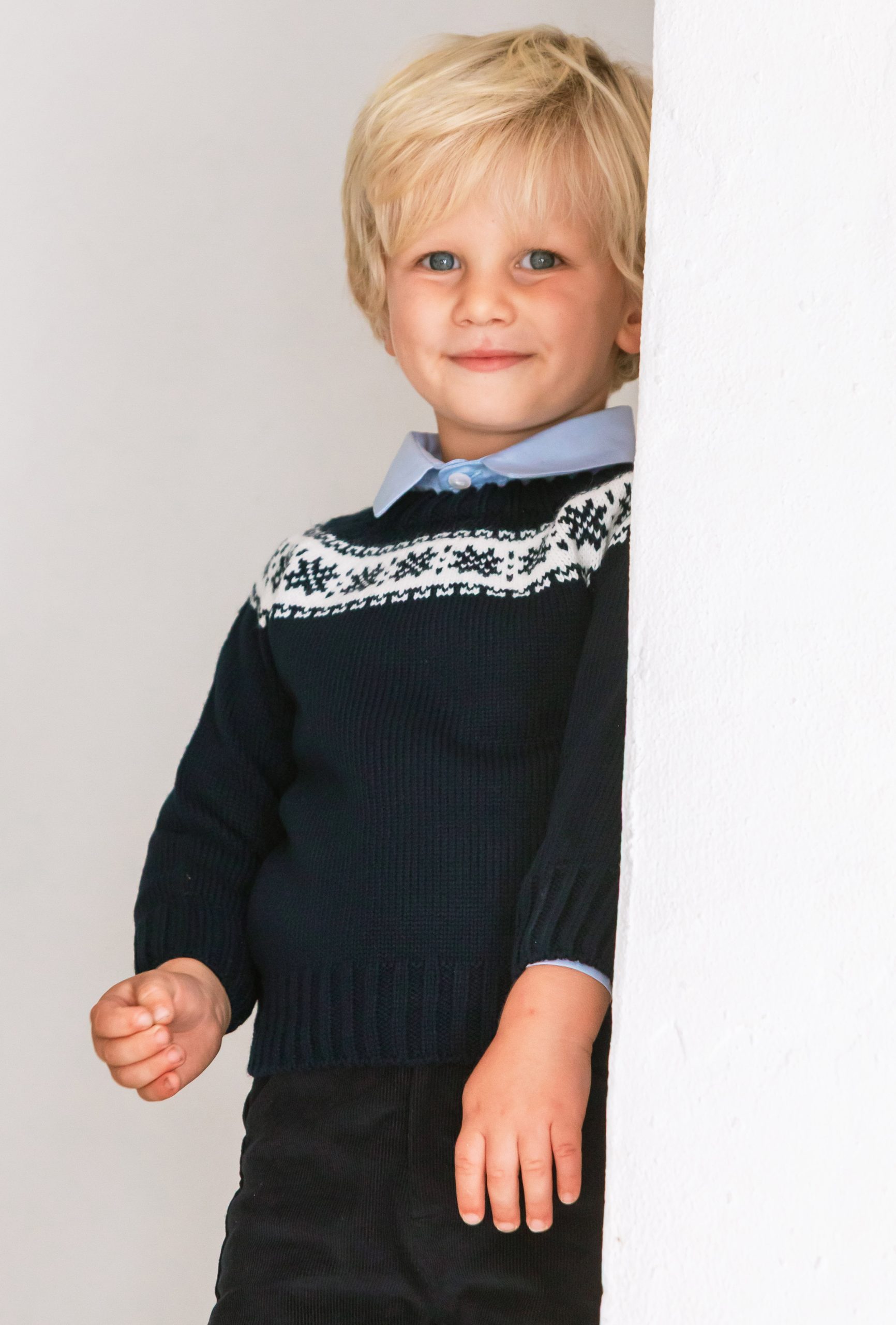 Jersey de punto azul marino con greca blanca