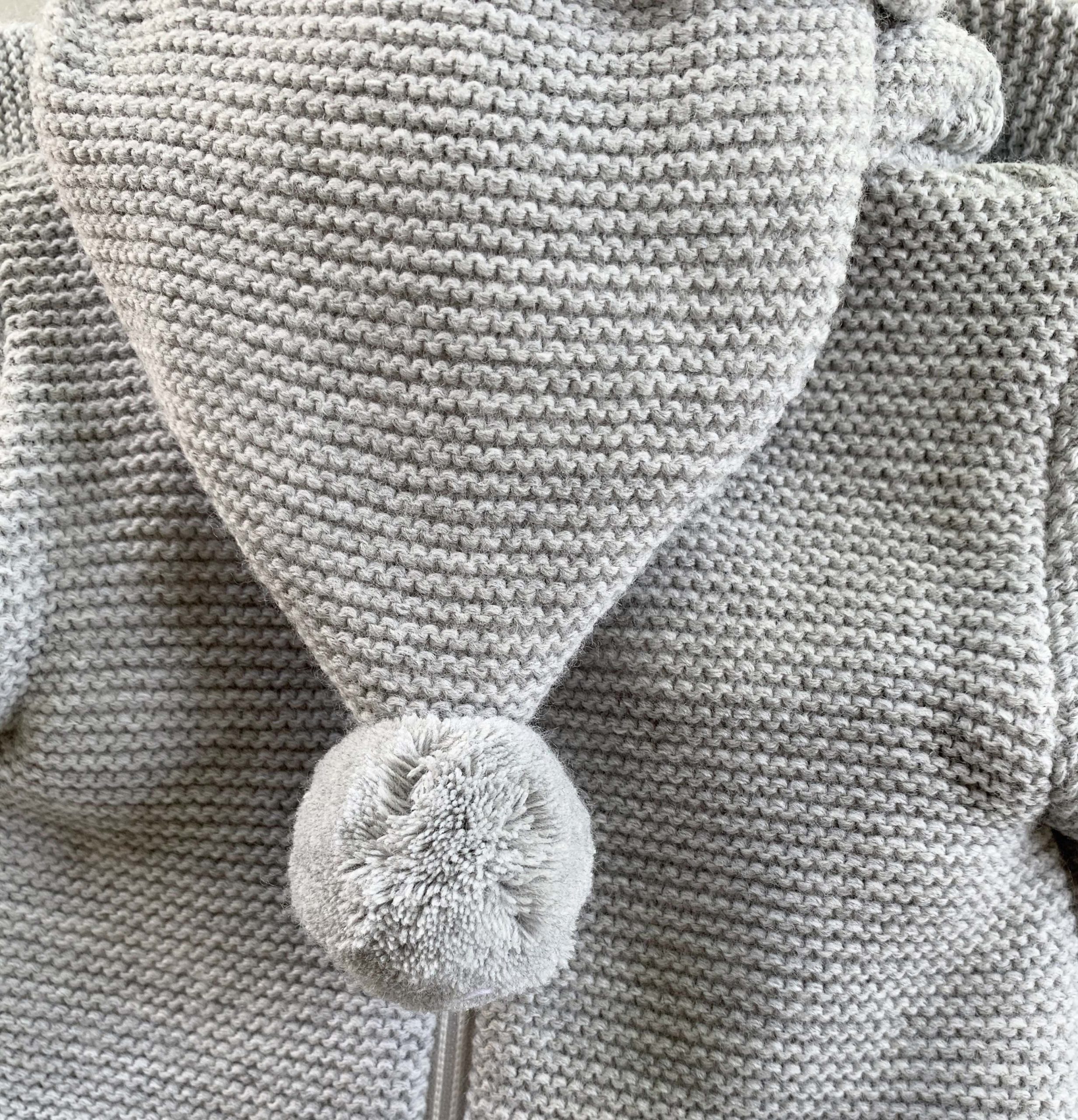 San Francisco gris con pompón