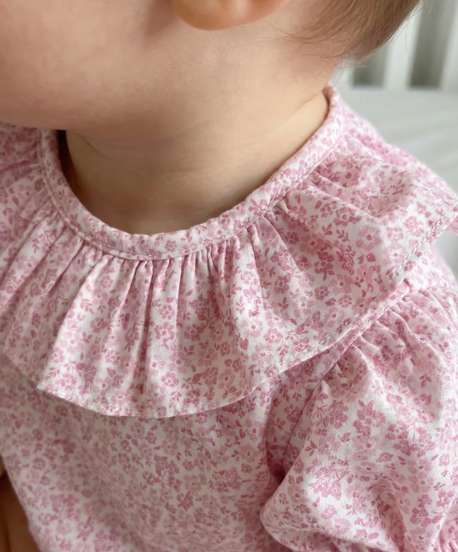 Body blusa volante trébol rosa